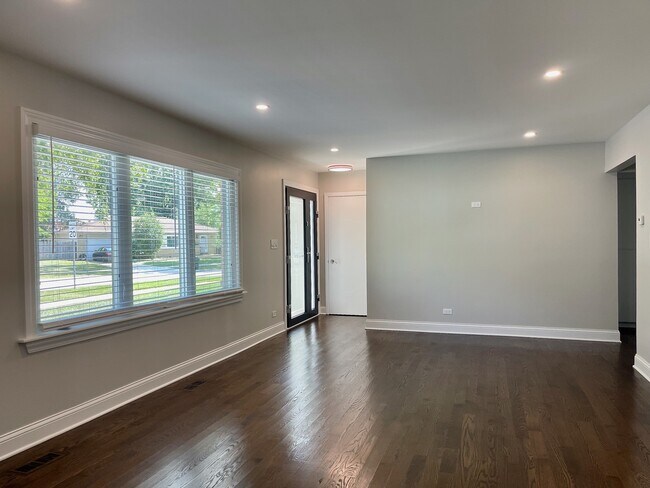 Building Photo - 185 Carthage Ln
