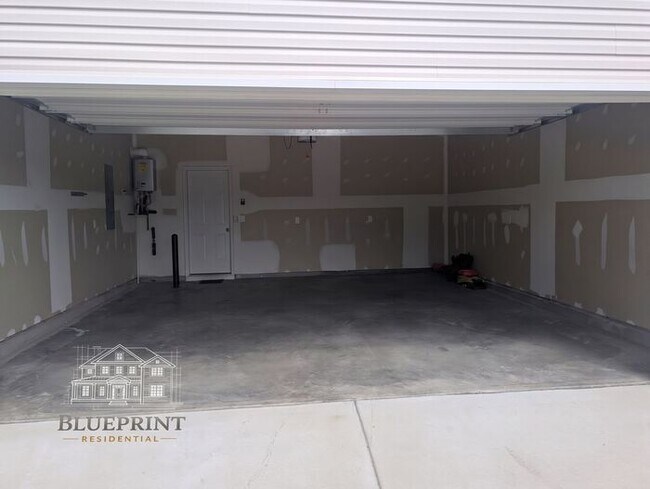 Building Photo - 2024 build, great neighborhood, stainless appliances, granite countertops!