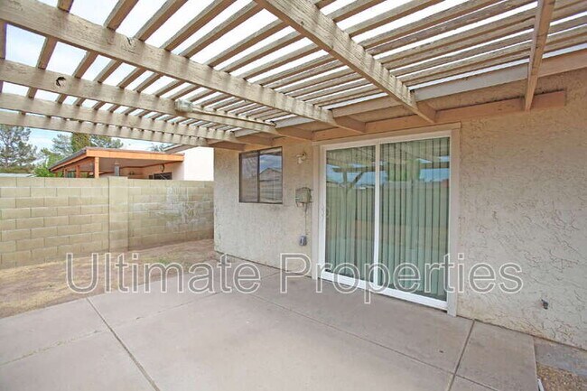 Building Photo - 2808 W Orangewood Ave