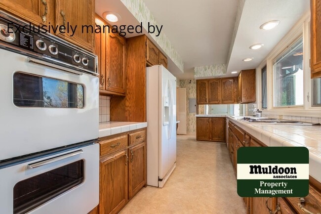 Building Photo - Beautiful 3 bedroom home with two car garage in Old Broadmoor