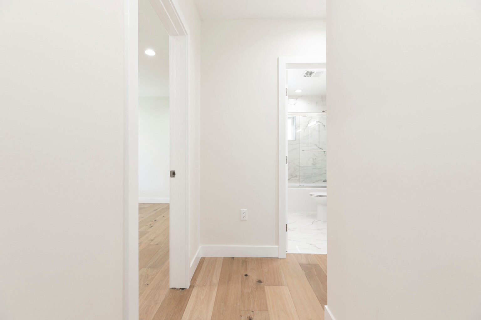 Building Photo - 10446 Woodley Ave
