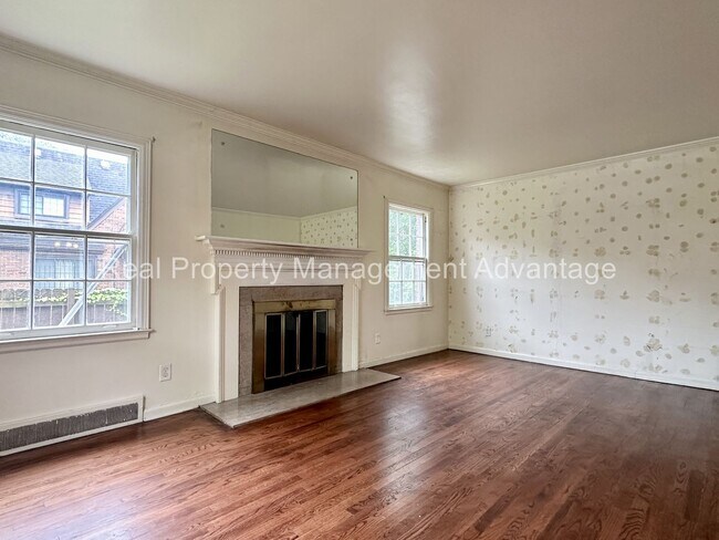 Building Photo - Charming Colonial-Style Home in the Desira...