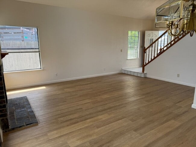 Building Photo - Modern 4 Bedroom 3 Car Garage Dixon *Star ...