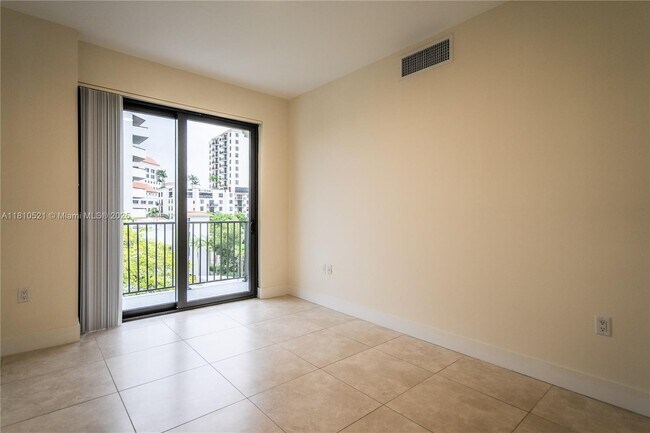 Building Photo - 1091 Galiano St