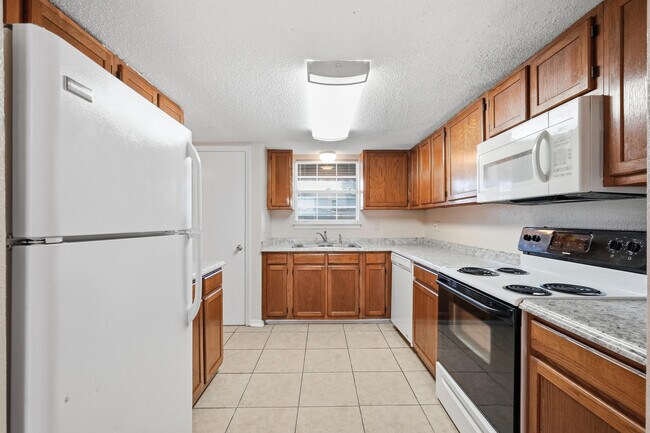 Building Photo - 1807 Whispering Oaks Ln