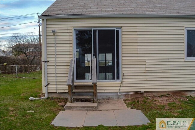 Building Photo - 33 Tennyson St