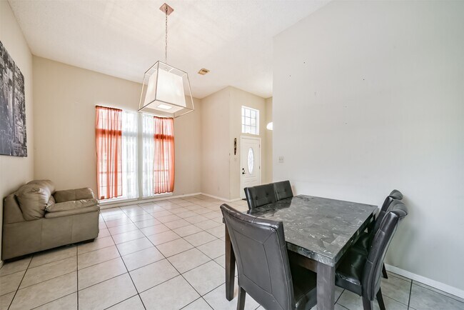 Building Photo - 15519 Montesa Dr