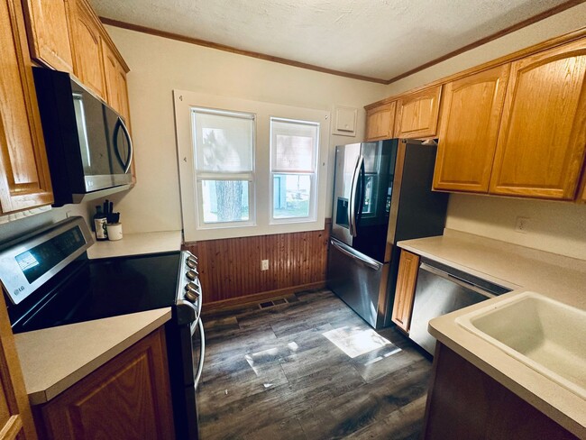 Building Photo - Newly Remodeled, Large 2 Bedroom Single Fa...