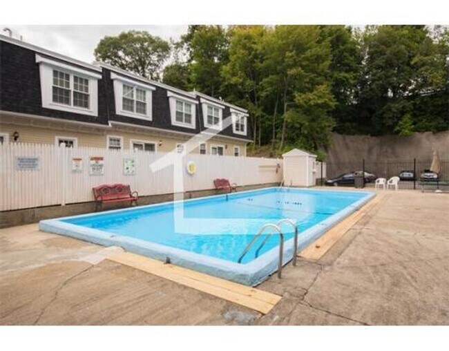 Building Photo - Massive Oak Square 2 Bed with Pool! Heat and Hot Water Included, No Fee!
