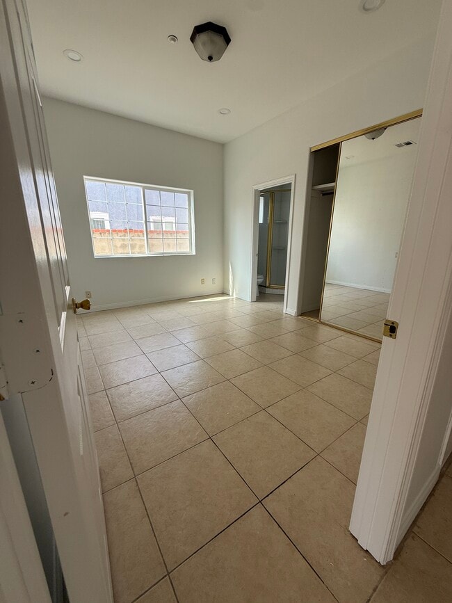 Building Photo - 2045 Bellevue Dr