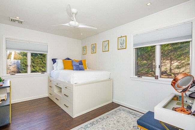 Building Photo - 89 Pantigo Rd