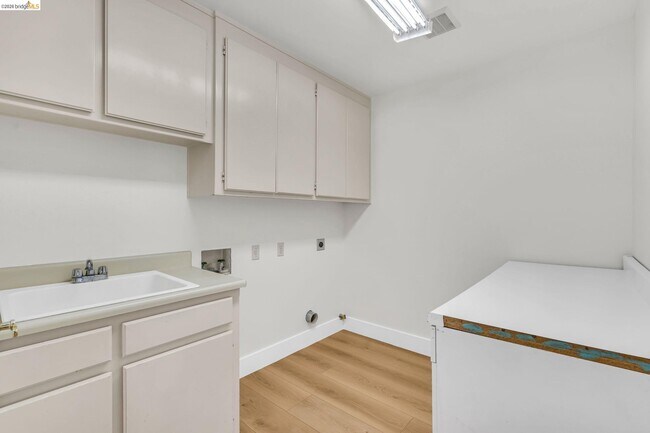 Building Photo - 5650 Edgeview Dr