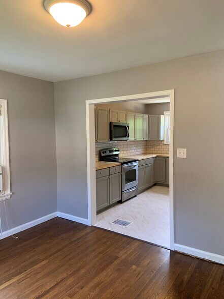 Dining room looking into kitchen - 2050 New Linden Rd