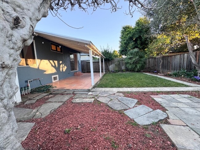 Building Photo - 415 Wisteria Dr