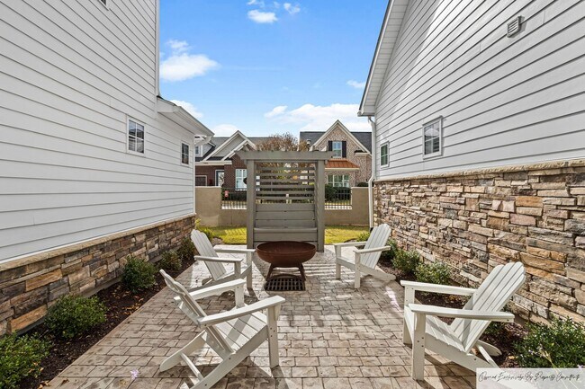 Building Photo - RESORT LIVING IN DESIRABLE SALUDA RIVER CLUB