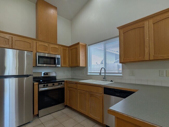 Building Photo - Great 3 Bedroom, 2-Bath Home With 2 Separate Living Rooms!