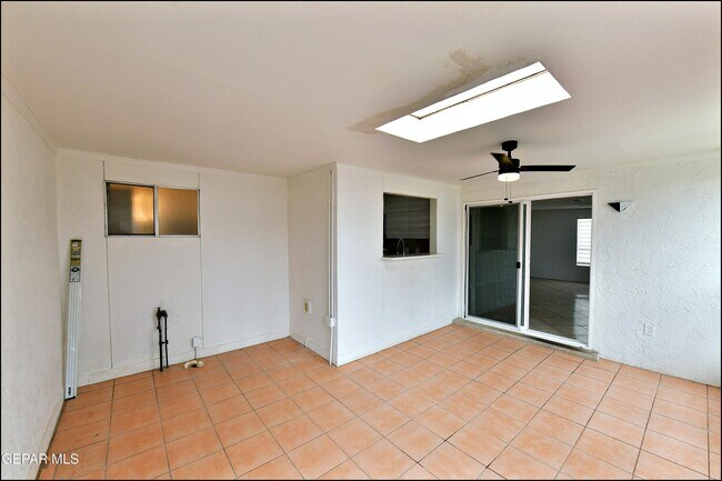 Building Photo - 10565 Murphy St