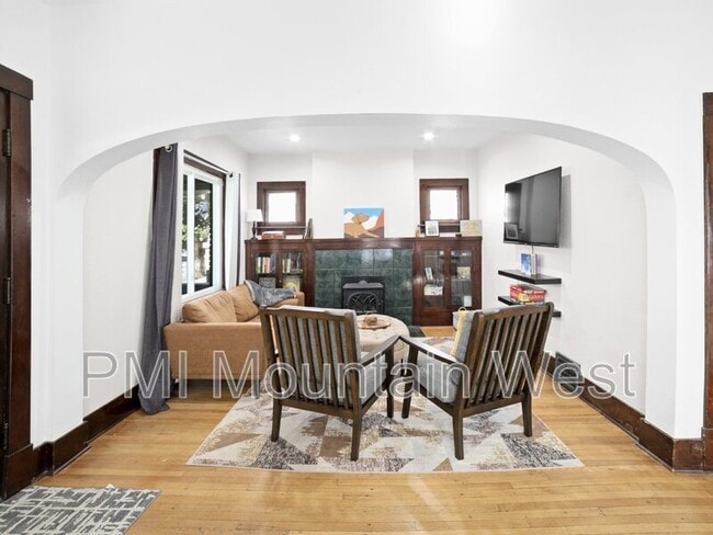 Building Photo - 647 Bryan Ave