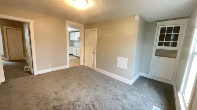 Building Photo - 5 Bedroom 2 Bathroom Home! Large Front Porch! Nice backyard!