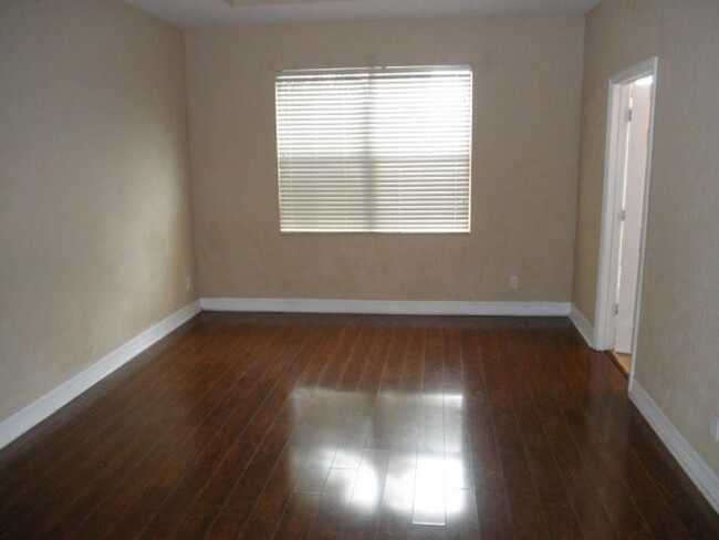 Building Photo - 888 Pipers Cay Dr