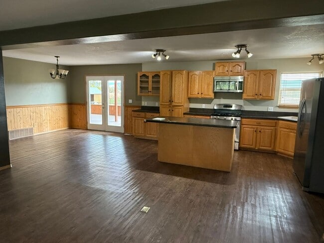 Building Photo - 3 bed 2.5 bath Victor home with pasture.