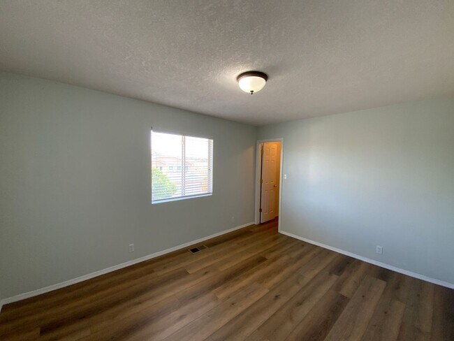 Building Photo - 4 Bedroom Home Available Near Golf Course ...