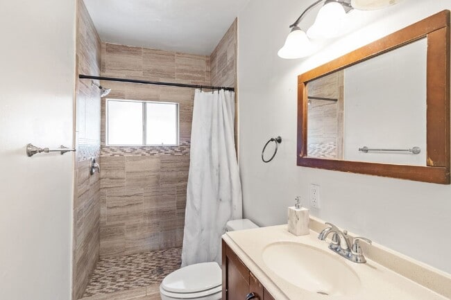 Building Photo - Charming 2 Bedroom, 2 Bathroom Duplex in San Pedro