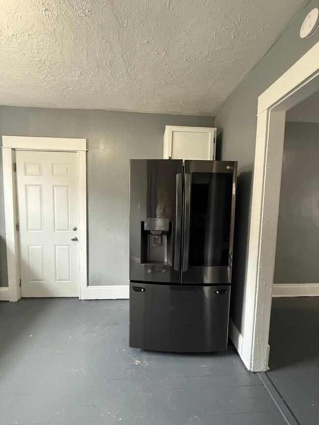 Building Photo - Spacious 2 bedroom home