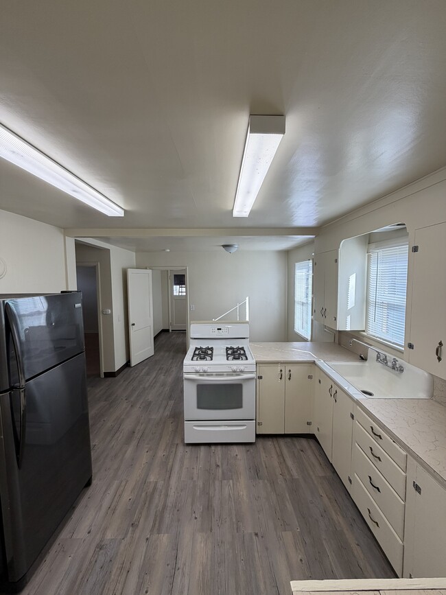 Building Photo - 1039 SW Cascade Ave