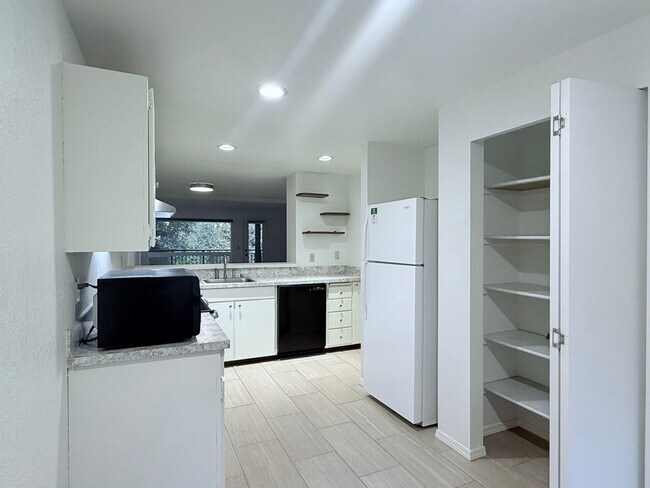 Building Photo - Lovely 2-Bedroom End Unit Condo in Cedarwo...