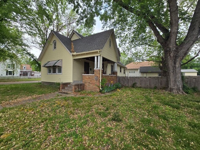 Building Photo - 3 Bedroom with garage and basement