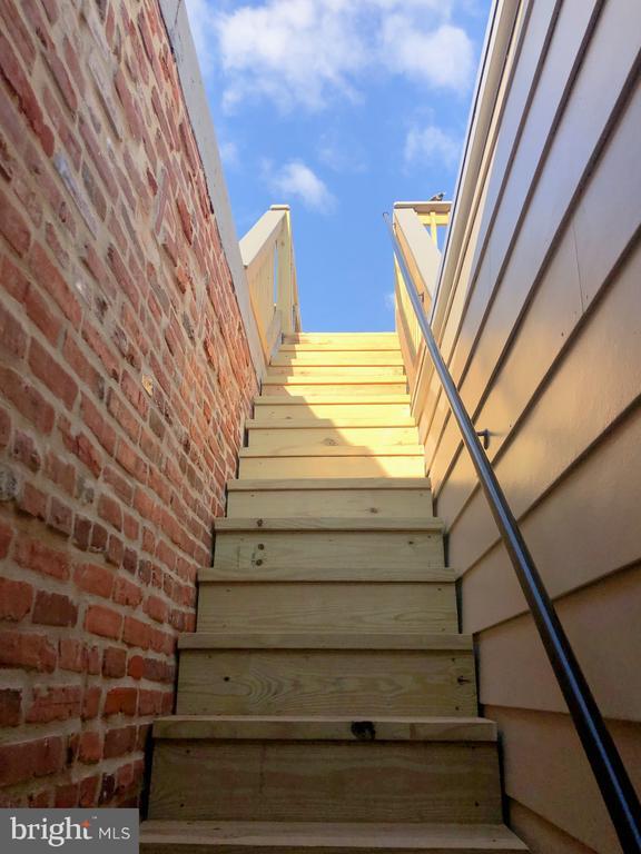 Building Photo - 632 S Decker Ave