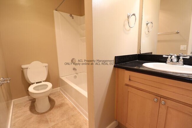 Building Photo - Perectly Located, **PET FRIENDLY** Spacious, 2bed/ 2bath, Emeryville Condo For Rent