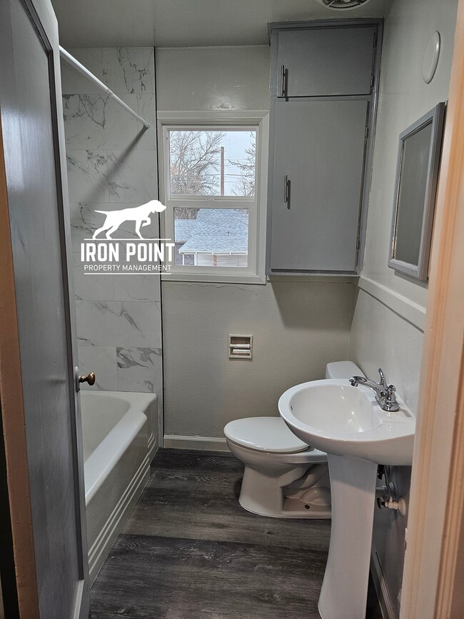 Building Photo - Renovated 3bed/2bath home w/gas fireplace, garage, near downtown Caldwell.