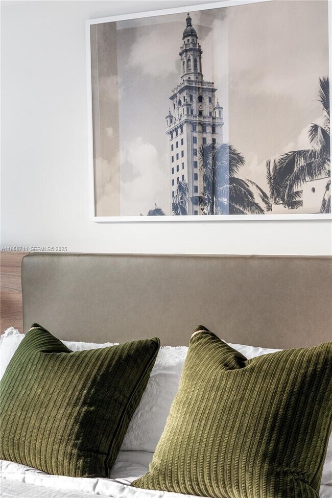 Building Photo - 601 NE 1st Ave