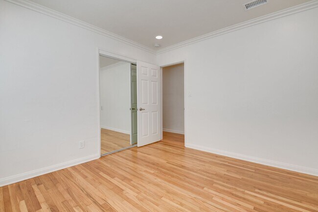 Building Photo - 3 Bedroom House in the Heart of Pacific Be...