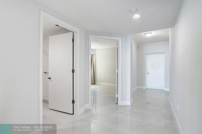 Building Photo - 2650 Lake Shore Dr