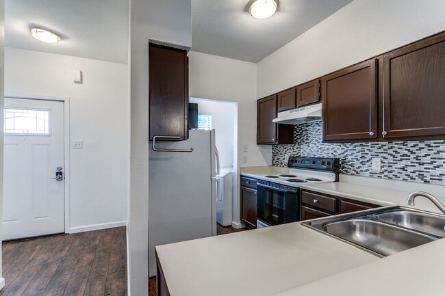 Building Photo - UPDATED 2-BEDROOM TOWNHOME AT NORTH PARK T...