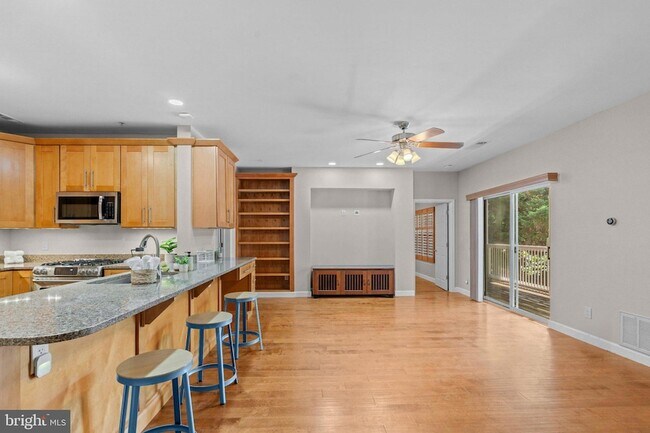 Building Photo - 1701 Lake Shore Crest Dr