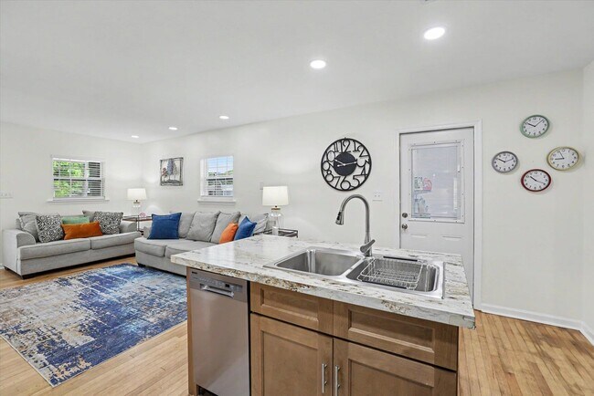 Building Photo - 713 Stafford St