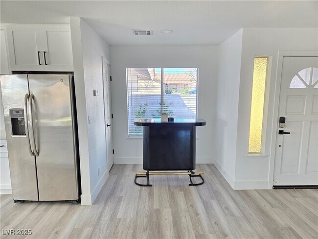 Building Photo - 1405 Termas