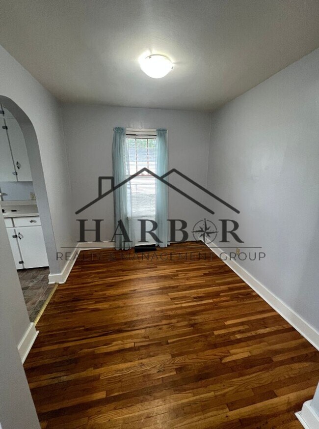 Building Photo - Bright and Comfortable Living!