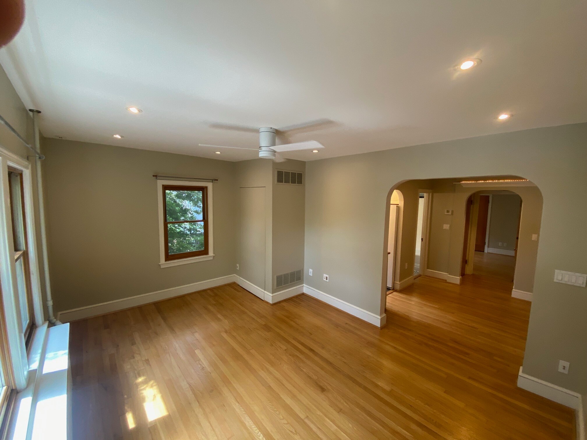 Building Photo - 909 E St SE