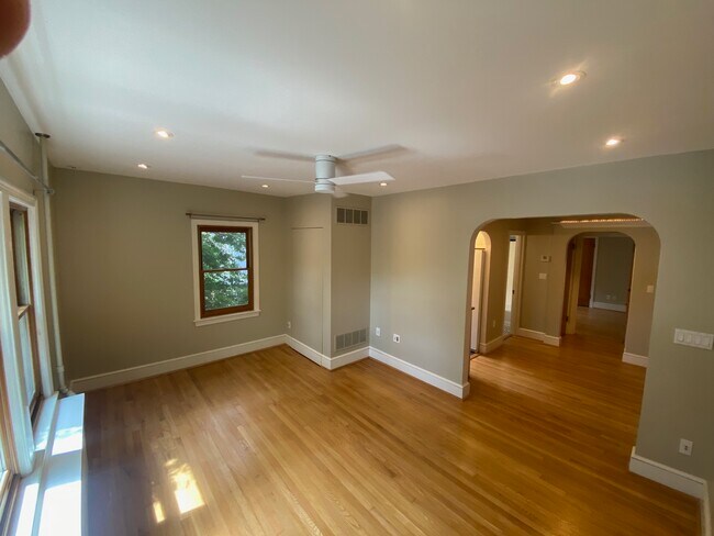 Building Photo - 909 E St SE