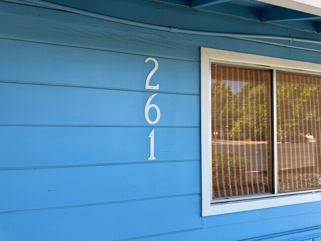 Building Photo - Pleasant Living in Pleasant Hill