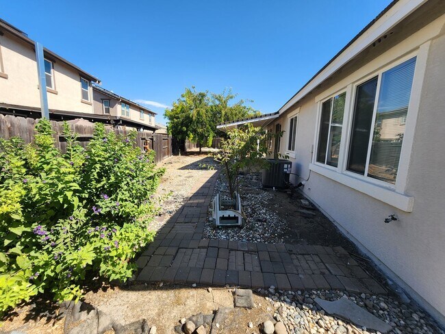 Building Photo - Inviting and Warm 3 Bedroom 2 Bath Home in Newman CA