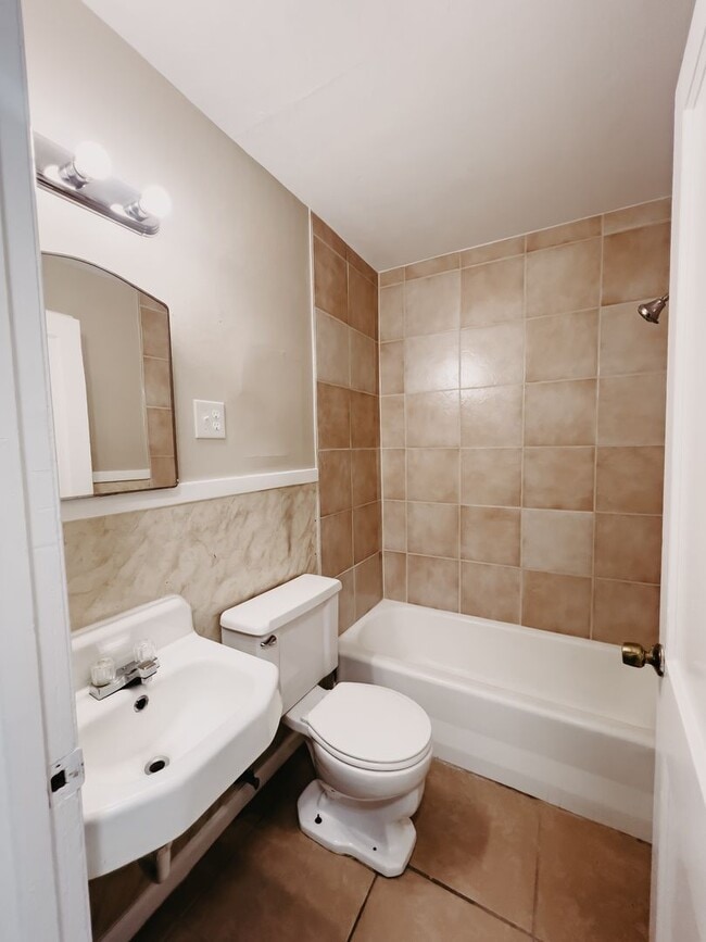 Building Photo - 1 Bedroom Duplex
