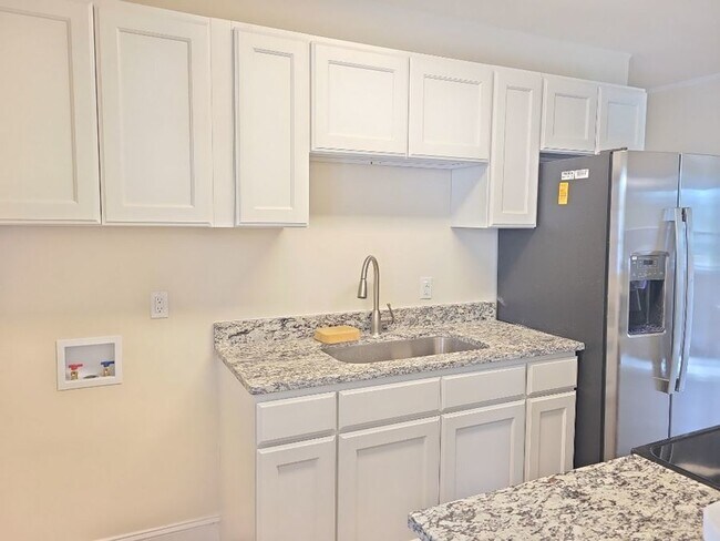 Building Photo - 3 bedroom 1 bath ranch home w/ large fence...