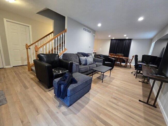 Building Photo - 4 Bedroom Townhome for Rent in Normal!