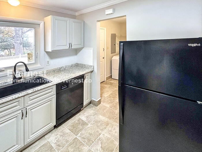 Building Photo - 3808 West End Dr